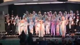 小亮吃梨瓜,甜蜜滋味与成长故事