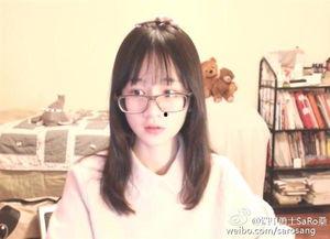 眼镜妹自拍吃瓜,趣味横生瞬间捕捉